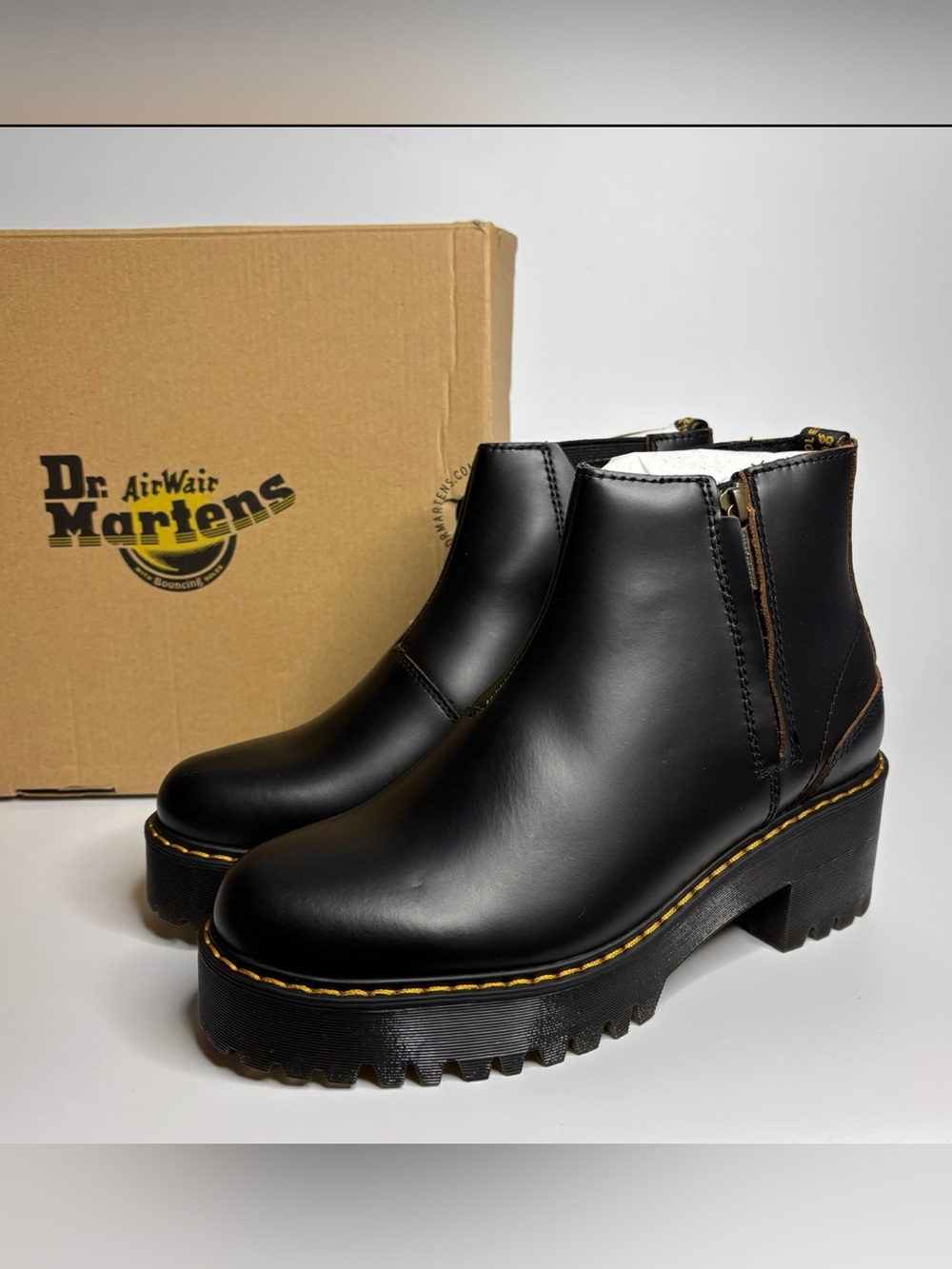 Dr. Martens Rometty II Chelsea Boots in Black Vintage Smooth Leather